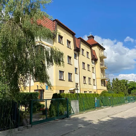Invikta Garden Apartment With Private Parking דירה