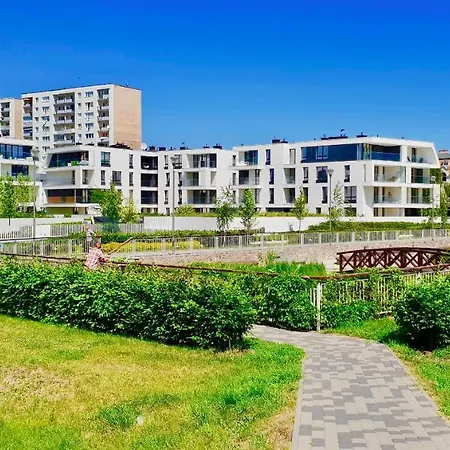 דירה Invikta Garden Apartment With Private Parking